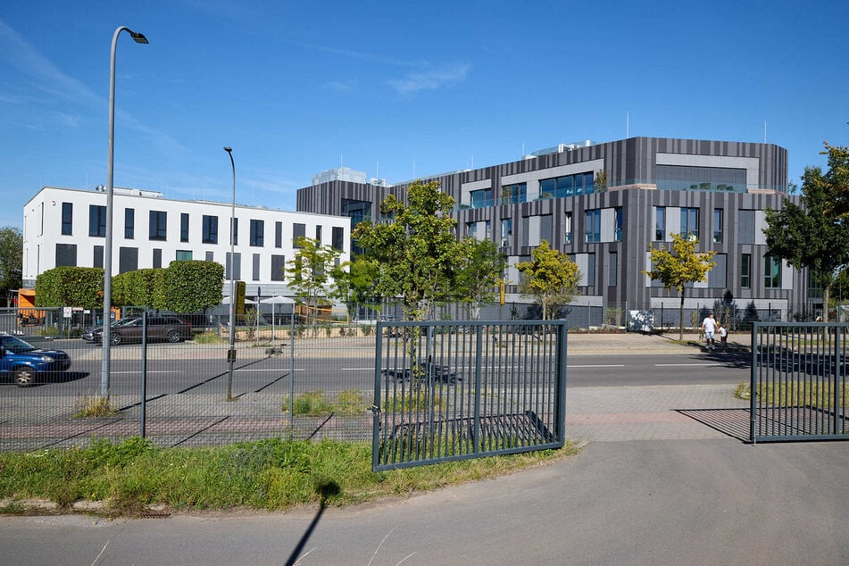 Rund 20 Millionen Euro hat sich tracetronic den Neubau (r.) kosten lassen.