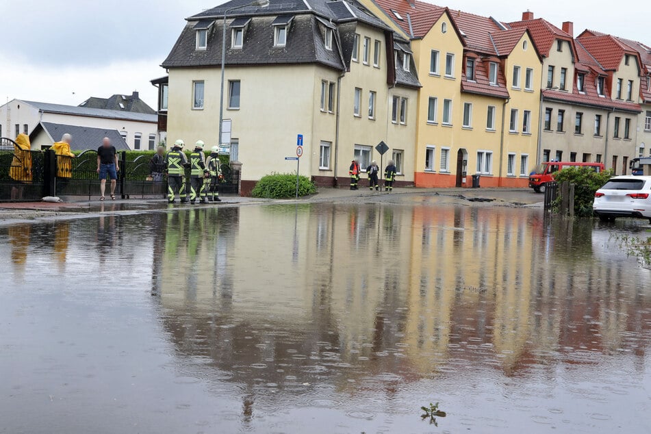 Wolkenbruch über Sachsen: Regen verwandelt Straße in See