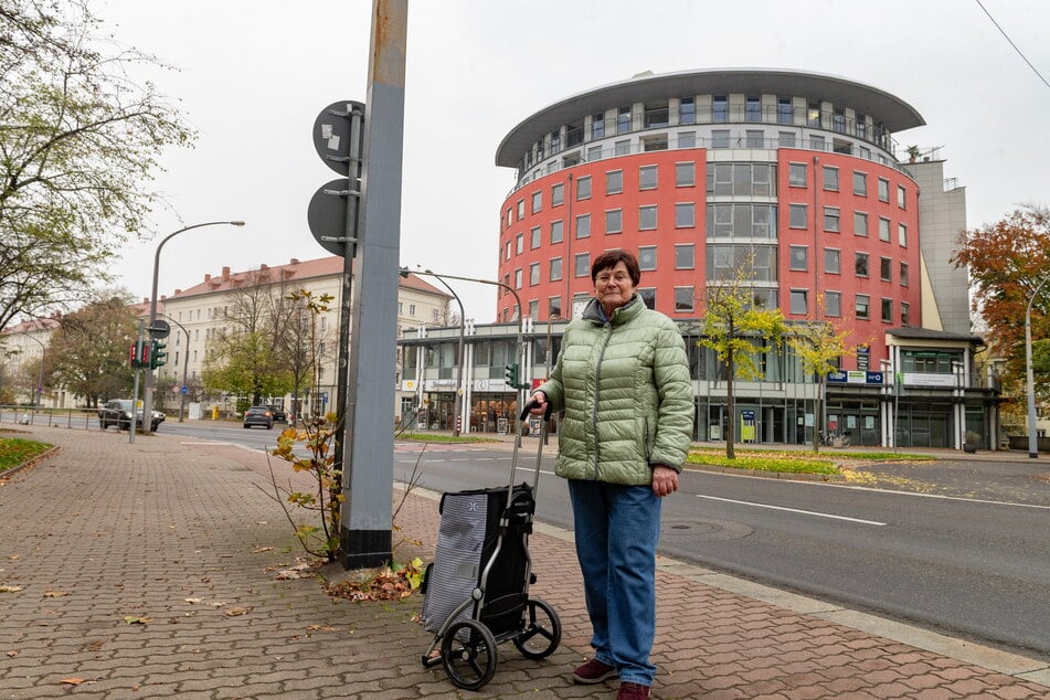 An der Straße versteht man teils sein eigenes Wort nicht, sagt Seniorin Barbara Hofmann (76).