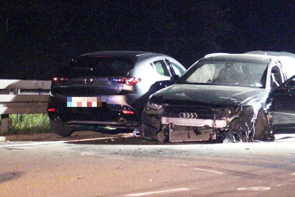 Der Fahrer des schwarzen Audi wurde durch umherfliegende Trümmerteile lebensgefährlich verletzt.