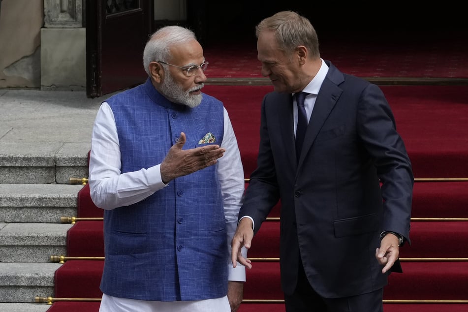 Der indische Premierminister Narendra Modi (73, l.) wird von seinem polnischen Amtskollegen Donald Tusk (67) vor Gesprächen begrüßt.