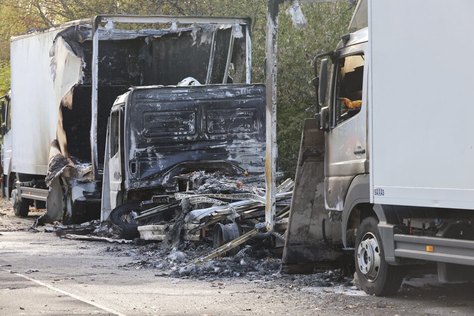 An drei Lkw entstand mutmaßlich Totalschaden, die Schadenshöhe dürfte laut Polizei im sechsstelligen Bereich liegen.