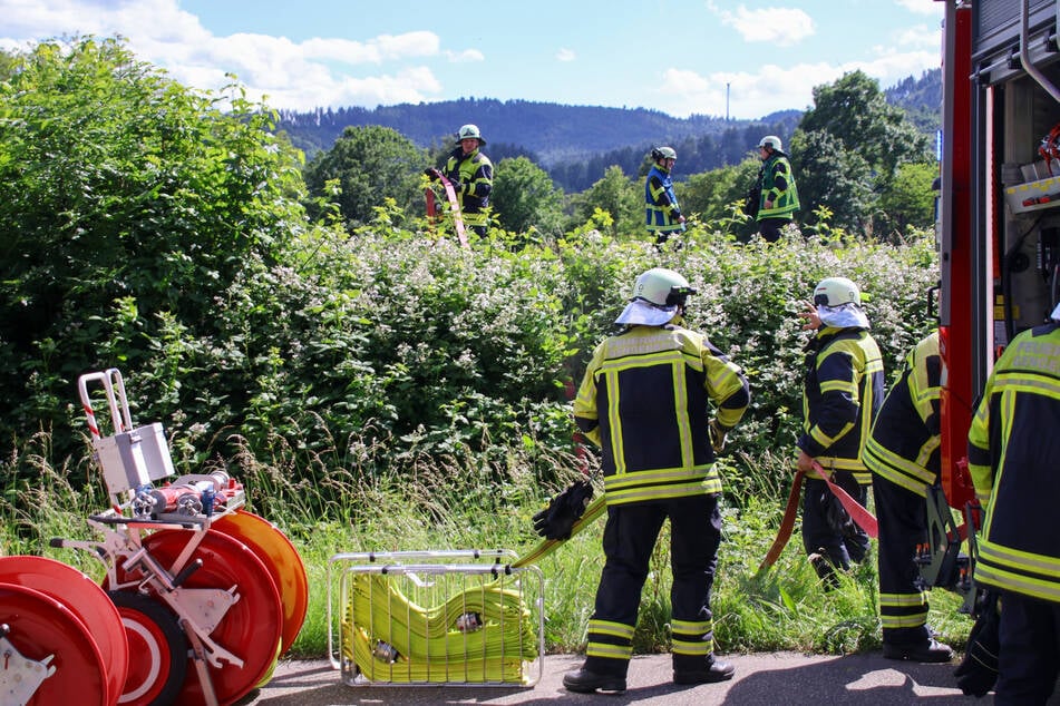 Mit schwerem Gerät konnte der Böschungsbrand zügig unter Kontrolle gebracht werden.