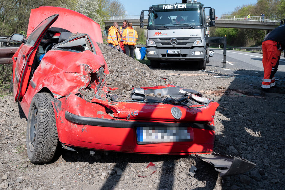 Zwei Personen wurden bei dem Unfall auf der B3 bei Bad Vilbel verletzt.