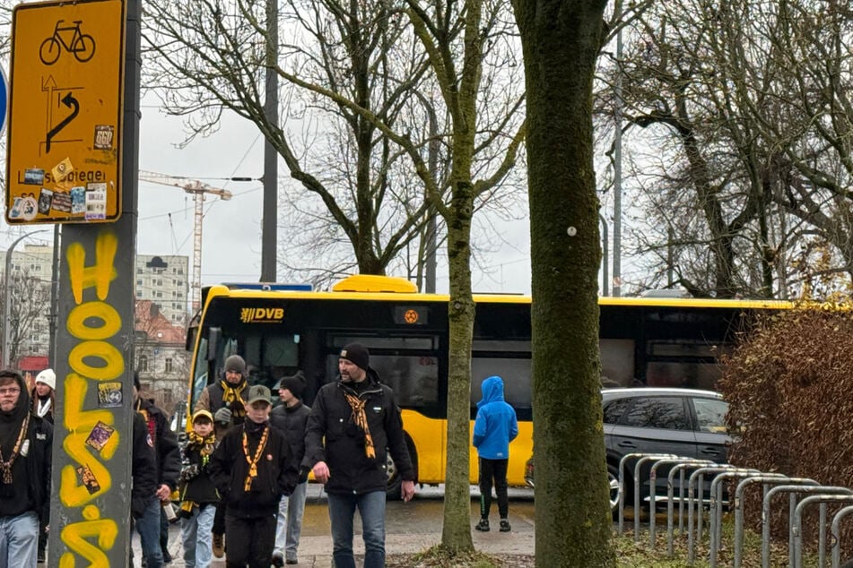 Die ersten Arminia-Fans wurden soeben zum Gäste-Eingang gelotst.