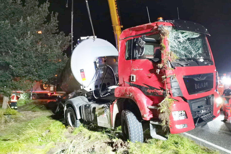 Unappetitlich: Gülle-Lkw kippt um und verteilt Ladung auf Grundstück