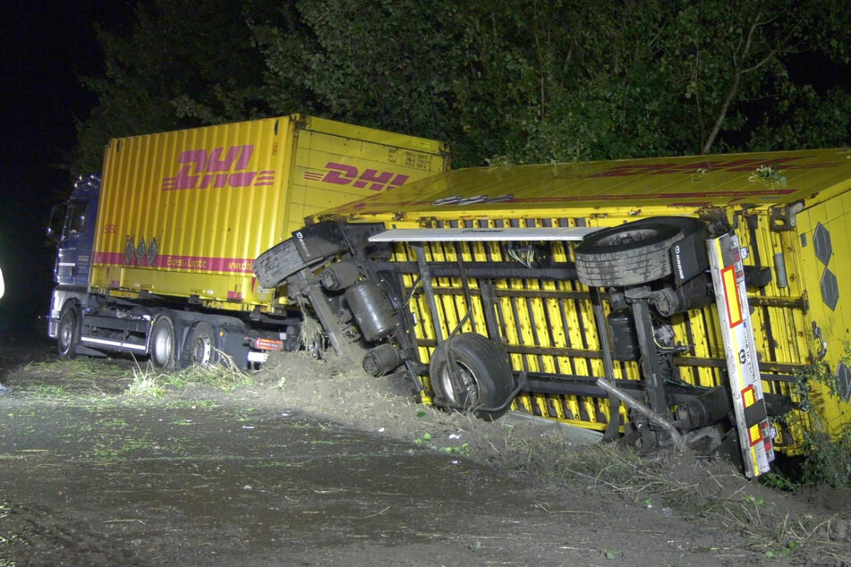 Post-Lastwagen kracht in Leitplanke: A67 voll gesperrt!