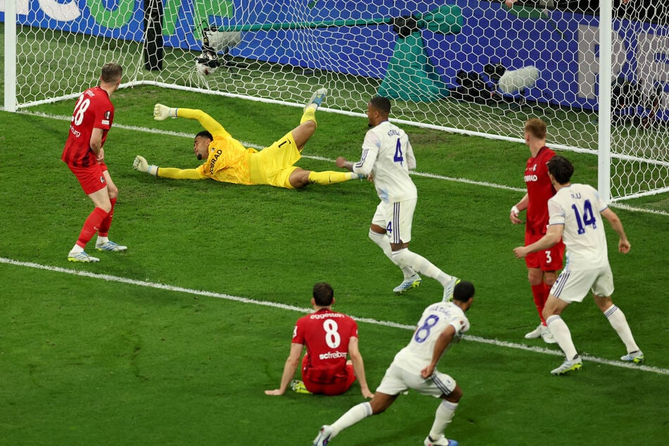 Keine Chance für Atubolu! Der SCF-Keeper kann den Gegentreffer durch Youri Tielemans (unten) nicht verhindern.