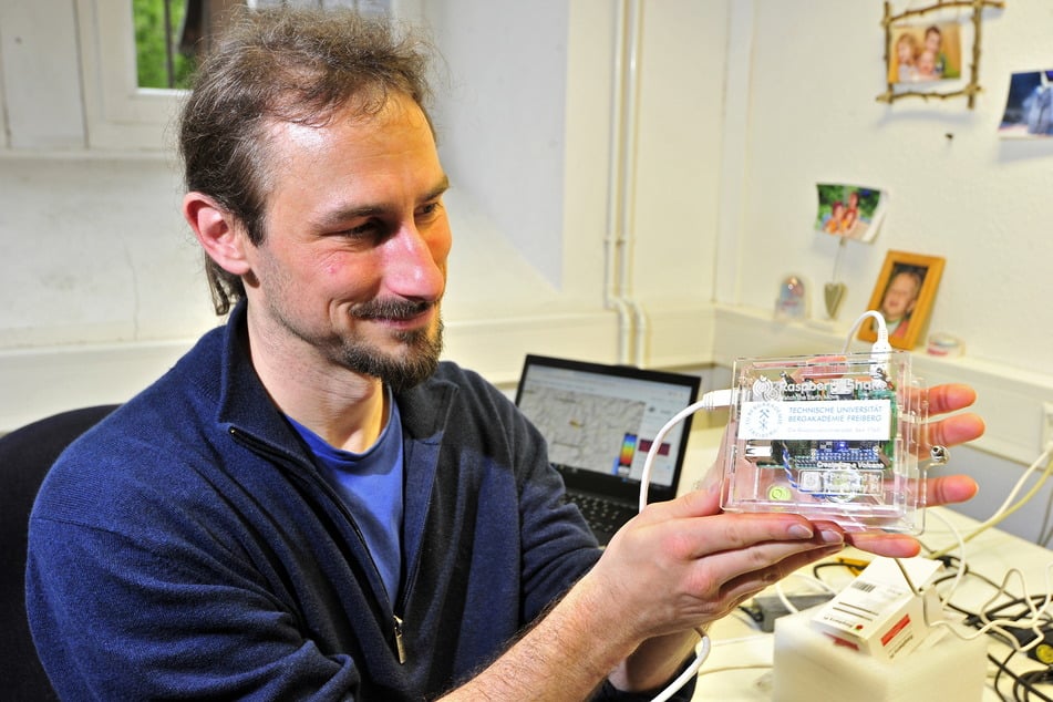 Seismologe Olaf Hellwig (42) zeigt das Mini-Erdbebenmessgerät von RaspberryShake, welches auch am St. Benno-Gymnasium in Dresden zum Einsatz kommt.