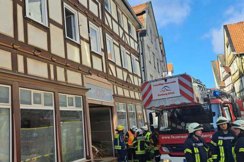 Zahlreiche Feuerwehrkräfte sorgten dafür, dass die acht anwesenden Bewohner das Fachwerkhaus verlassen konnten.