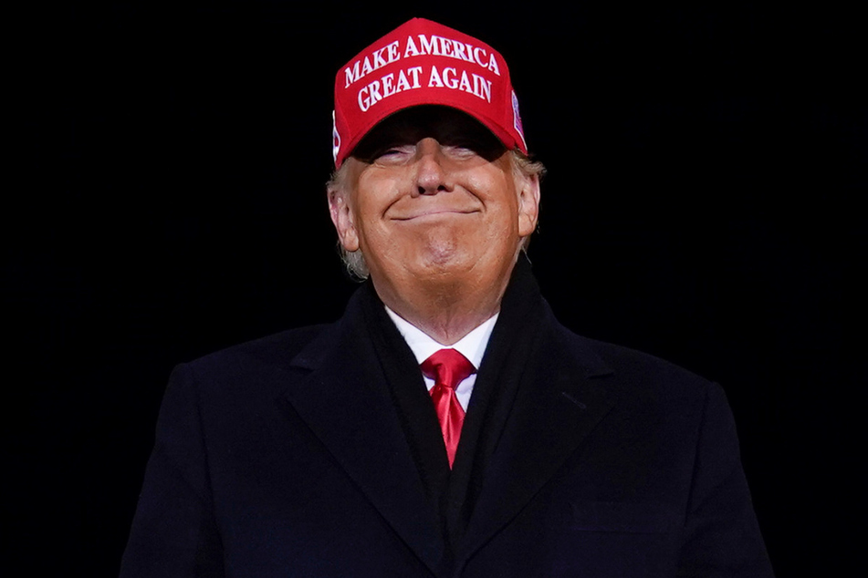 Donald Trump ist nur noch knapp zweieinhalb Wochen lang US-Präsident, seine Tweets mit fragwürdigen Behauptungen schlagen aber immer noch hohe Wellen.