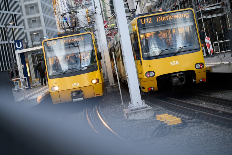 Bahnen der SSB an einer Haltestelle in Stuttgart. Am 18. und 19. September kann man in der Landeshauptstadt kostenfrei Bus und Bahn nutzen.