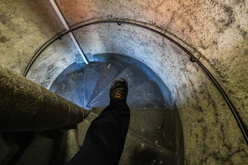 Aufgepasst: Aus Brandschutzgründen dürfen nur 5er-Gruppen auf den Turm geführt werden. Wer die 270 Stufen der engen Wendeltreppe überwinden will, sollte fit sein.