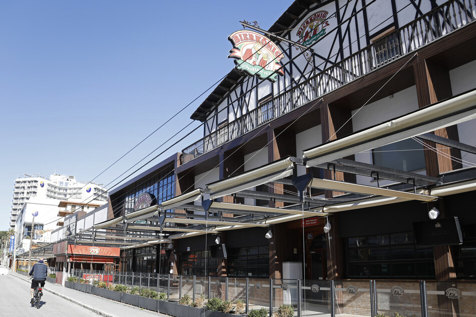 Der Bierkönig und andere Bars auf der Schinkenstraße an der Playa de Palma sind bereits geschlossen.