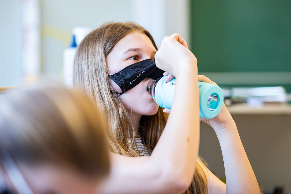 Während des Unterrichts gilt an NRW-Schulen keine Maskenpflicht mehr, bei der Kommunalwahl muss aber eine Maske getragen werden.
