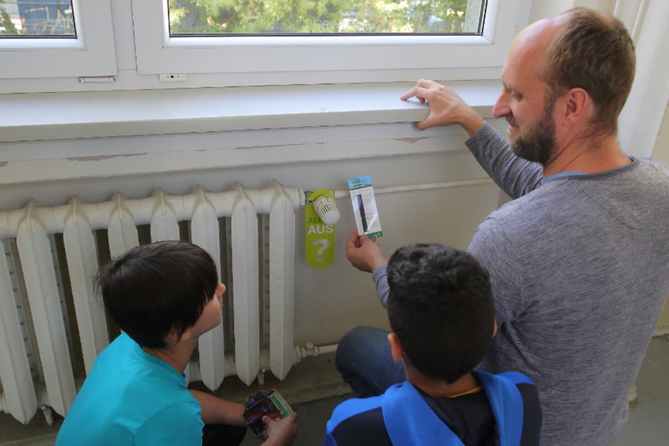 So begann 2019 das Energiesparen in der "Johanna": Werklehrer Stefan Lux (43) brachte mit Schülern die Botschaft "Alles Aus" an Heizkörpern an.
