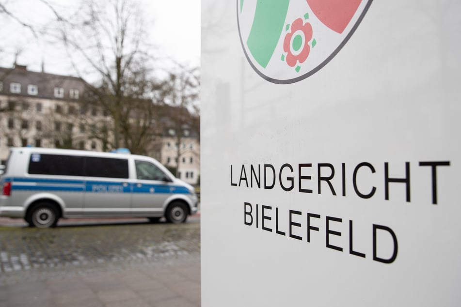 Der Angeklagte (21) äußerte sich zunächst nicht vor dem Landgericht Bielefeld.