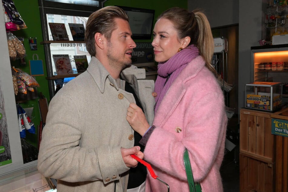 Philip bemerkt, dass Jessica sich merkwürdig verhält.