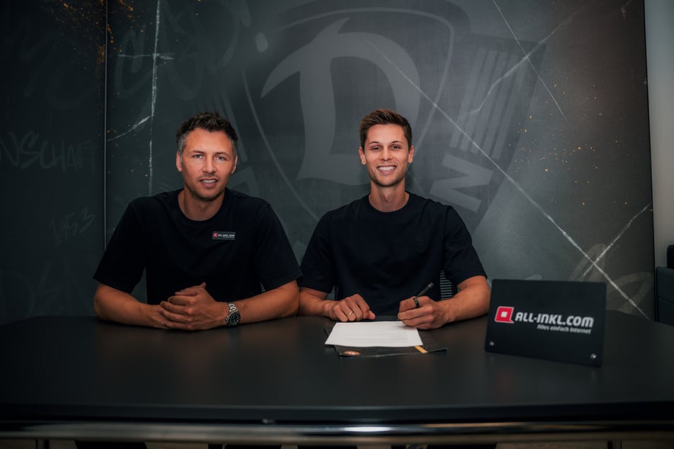 Daniel Mesenhöler (30, r.) bei seiner Vertragsunterschrift mit Sportgeschäftsführer Sören Gonther (39, l.).