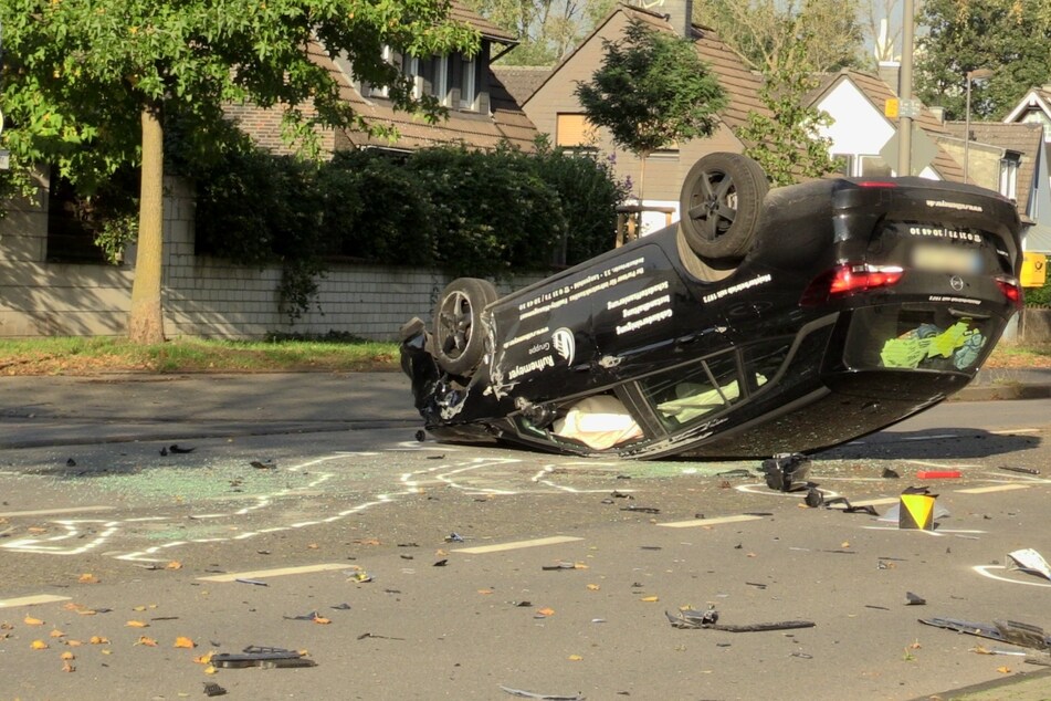 Eine 50-jährige Autofahrerin ist am Freitag in Langenfeld so heftig mit dem Wagen eines 19-Jährigen zusammengeprallt, dass dieser sich überschlug.