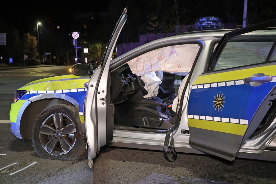 Unfall im Dresdner Westen: Der Streifenwagen der Polizei mit sichtbaren Schäden an der Front.