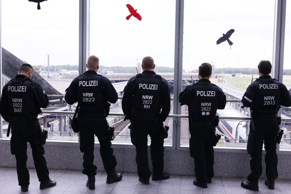 Nach der Landung am Düsseldorfer Flughafen wurde der 29-Jährige von Beamten der Bundespolizei in Empfang genommen. (Symbolfoto)