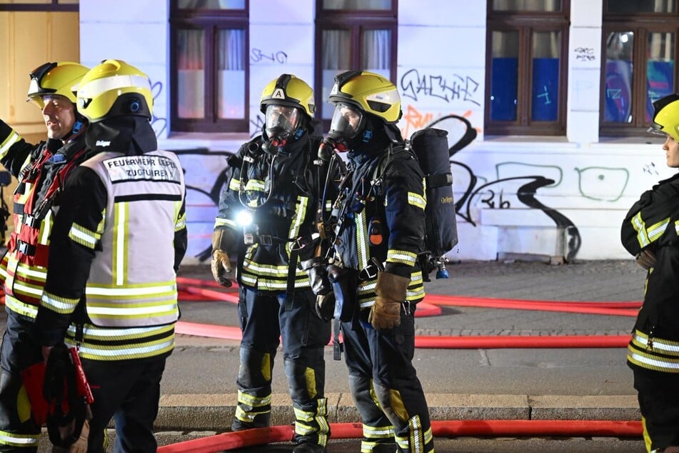 Unter Atemschutz gingen Einsatzkräfte der Feuerwehr in das Gebäude.