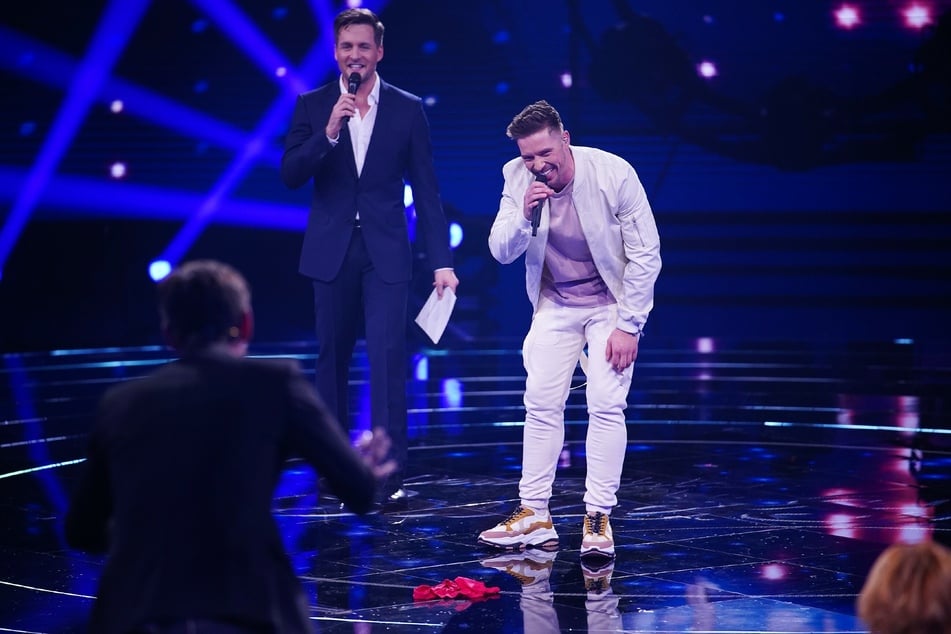 Ramon Kaselowsky (26, r.) hat von Jurymitglied Florian Silbereisen (38, vorn links) eine rote Unterhose als Glücksbringer bekommen.