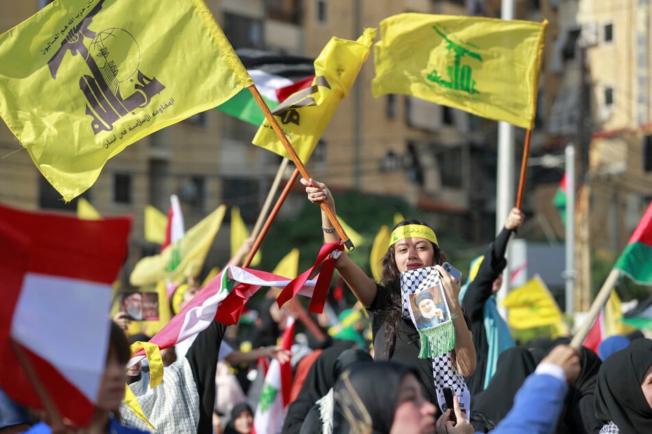 Zahlreiche Unterstützer der Hisbollah sahen die Rede und jubelten Nasrallah zu.