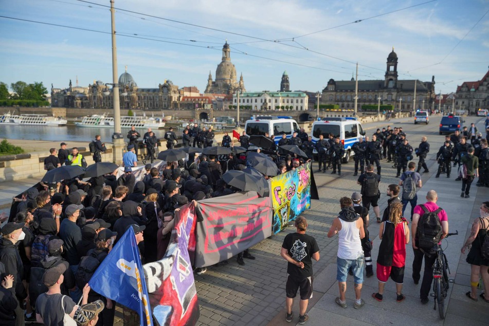 Aus Solidarität für Lina E. zogen die Demonstranten über die Augustusbrücke durch die Innenstadt.