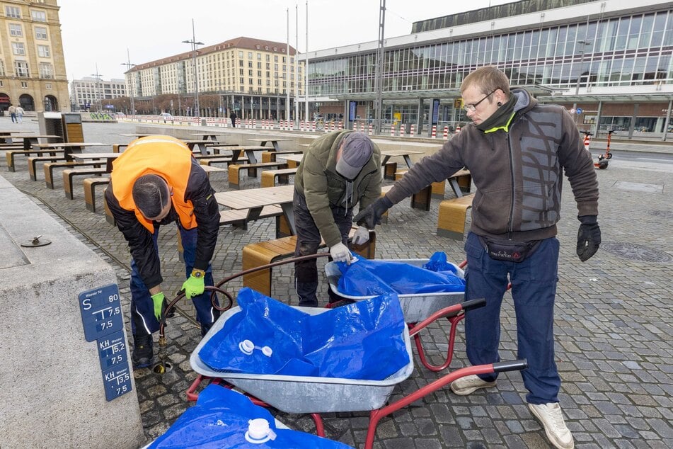 Die gemeinnützige Arbeit gibt Daniel Lopez (38, l.) und David Vogt (34, r.) Halt. Hier befüllen sie Wassersäcke, um Pflanzen zu gießen.