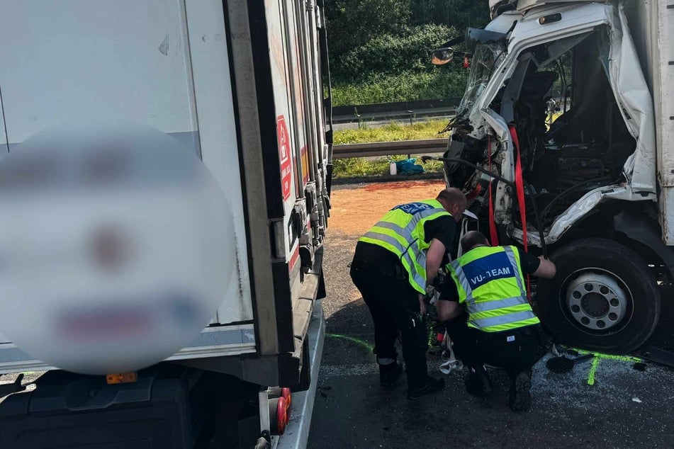 Das Verkehrsunfallaufnahmeteam der Polizei Köln sicherte am Mittwochnachmittag Spuren auf der A4 am Kreuz Köln-West.
