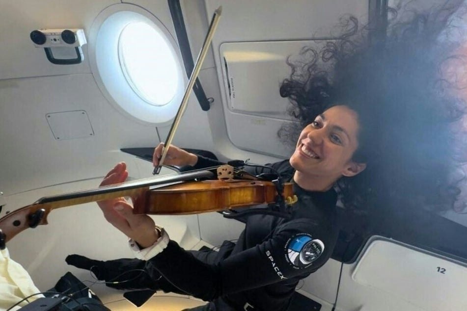 Sarah Gillis plays Rey’s Theme by John Williams on the violin during the SpaceX Polaris Dawn mission.