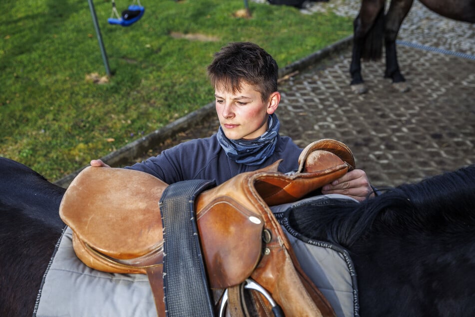 Sein Pferd sattelt der Osterreiter-Frischling freilich selbst.