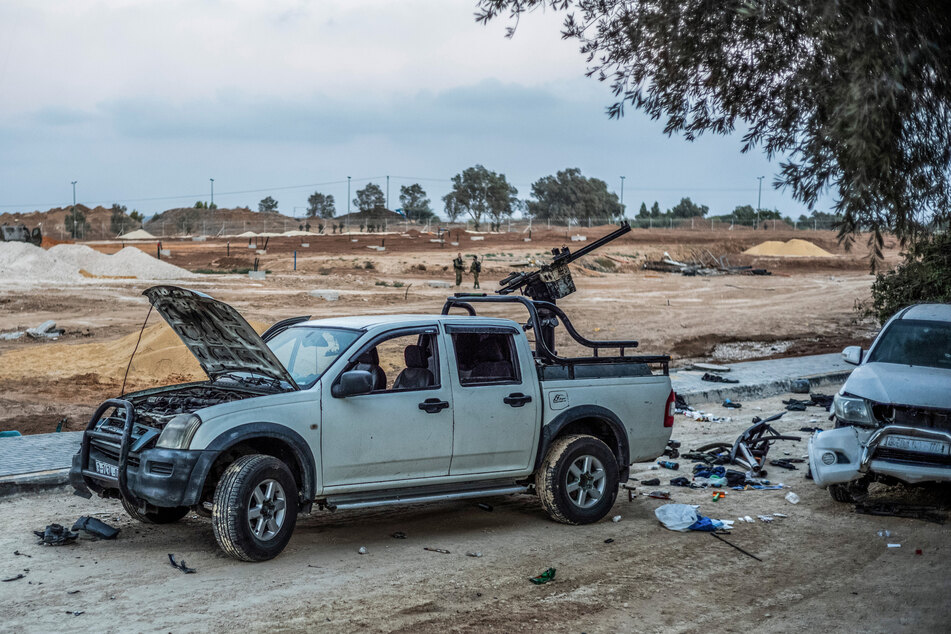 Ein zerstörter, mit Maschinengewehren bestückter Pick-up der Hamas-Terroristen steht auf einer Straße zum Kibbutz Be'eri.