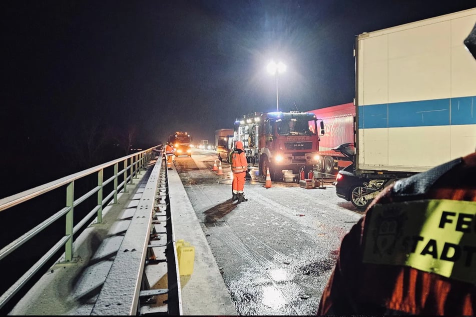 Die Rettungskräfte konnten nichts mehr für die Insassen des Wagens tun.