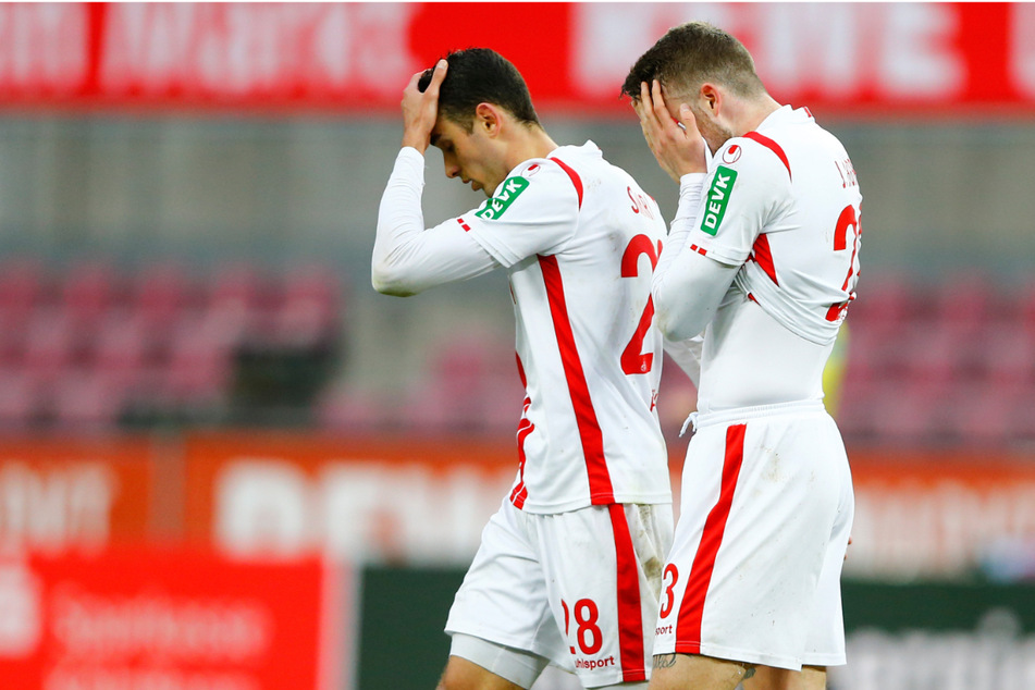Riesige Enttäuschung bei den Kölner Profis Jannes Horn (24, rechts) und Ellyes Skhiri (25) nach der Niederlage gegen Mainz 05.