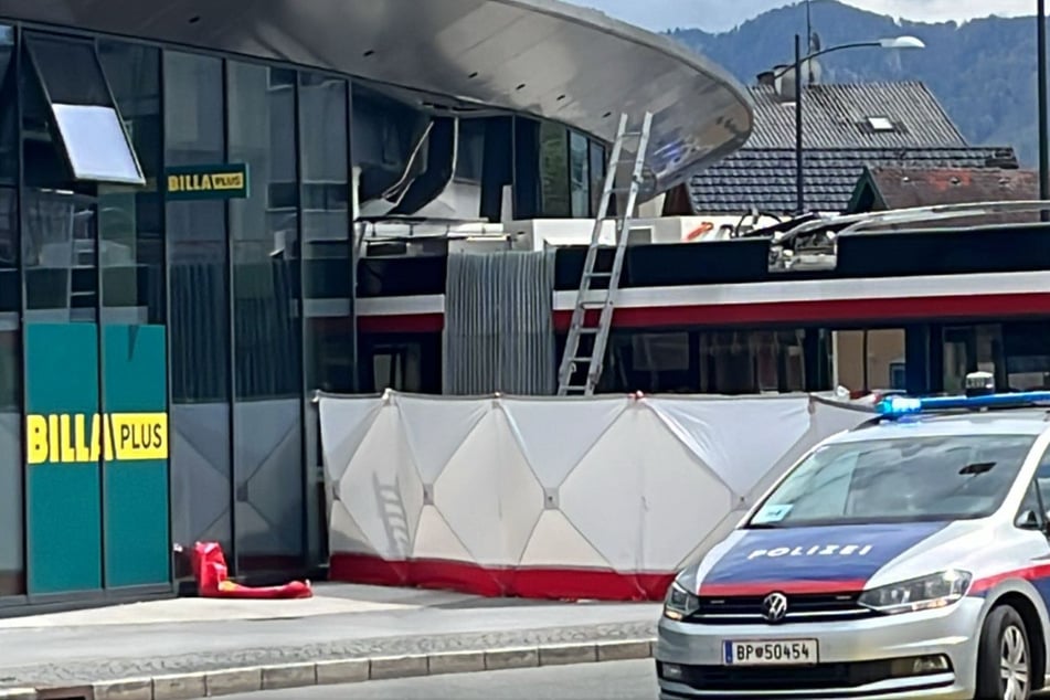 Bus kracht in Salzburger Supermarkt: Ein Toter, mehrere Schwerverletzte