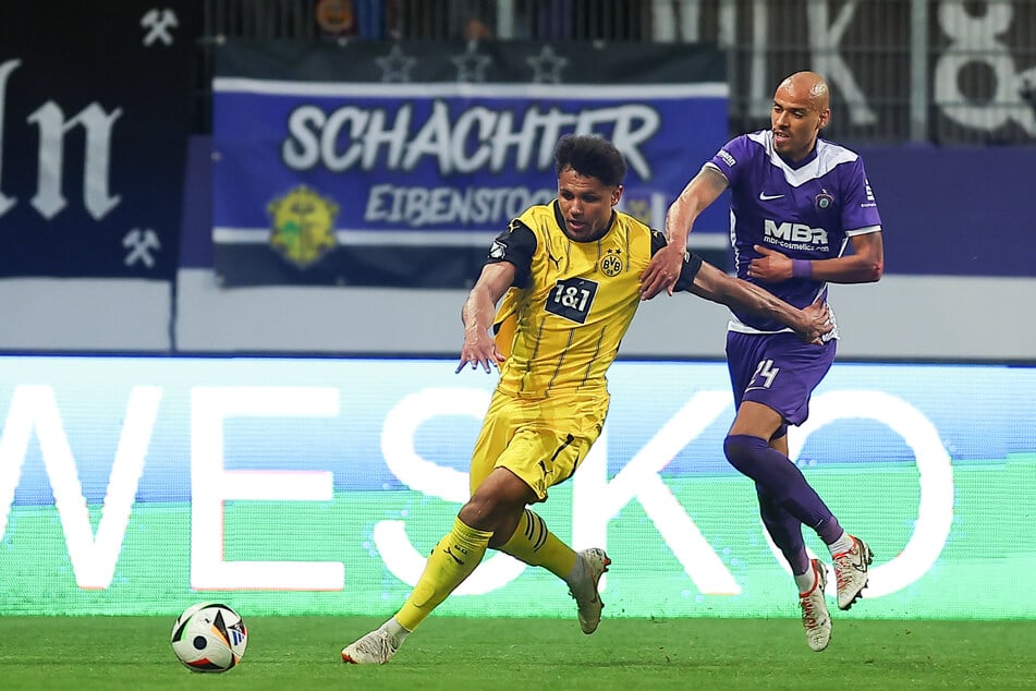 Neue Station in der 3. Liga: Paul-Philipp Besong (24, l.) hat bei Ulm unterschrieben, spielte zuvor für Dortmund und Aue.
