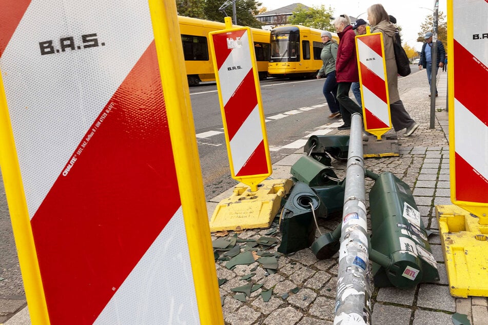 Dresden: Ampel in Dresden einfach so umgefallen!
