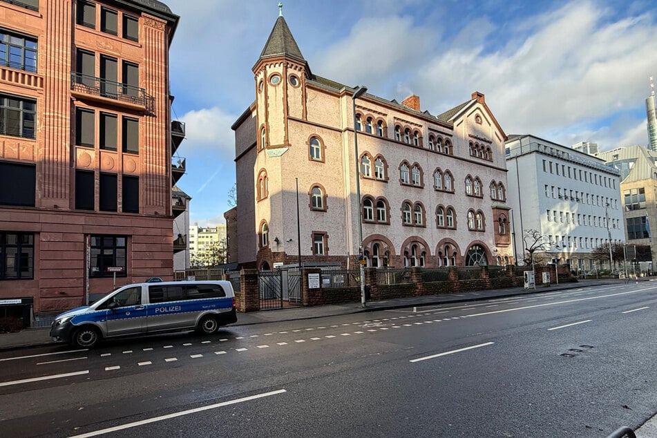 Die Polizei ist bei der Suche nach dem Achtjährigen mit einem Großaufgebot im Frankfurter Stadtgebiet unterwegs.