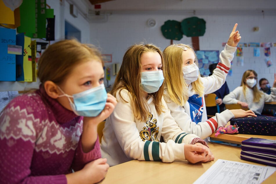 In Sachsens Schulen gilt die Maskenpflicht - anders als geplant - ab Montag weiter.