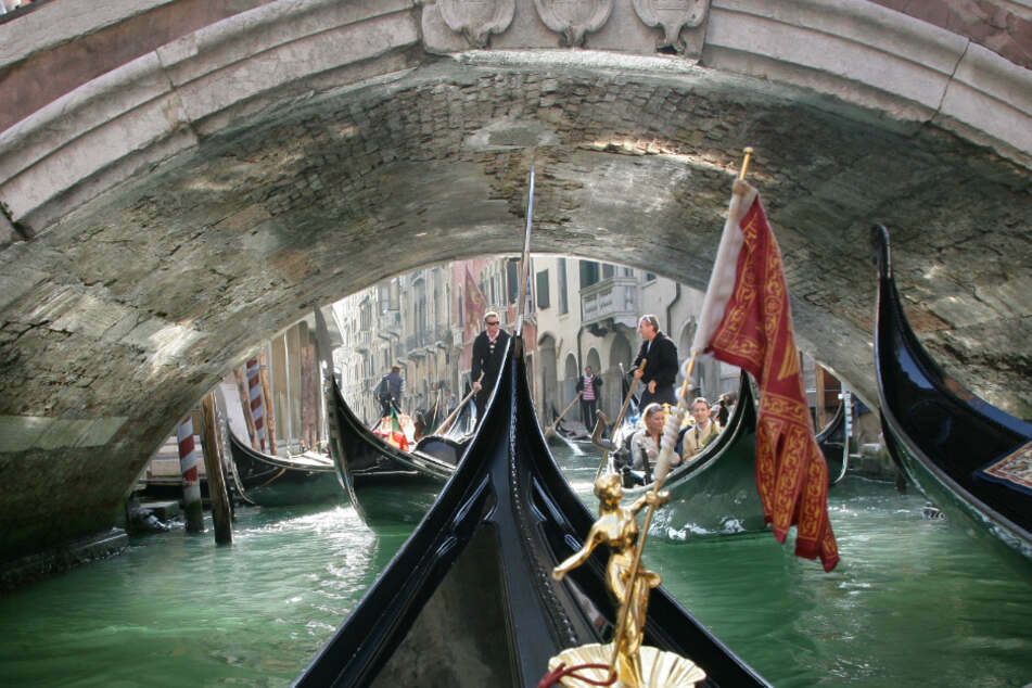 Früheres Bild aus Venedig: massenhaft Gondeln und Touristen - momentan jedoch nicht.