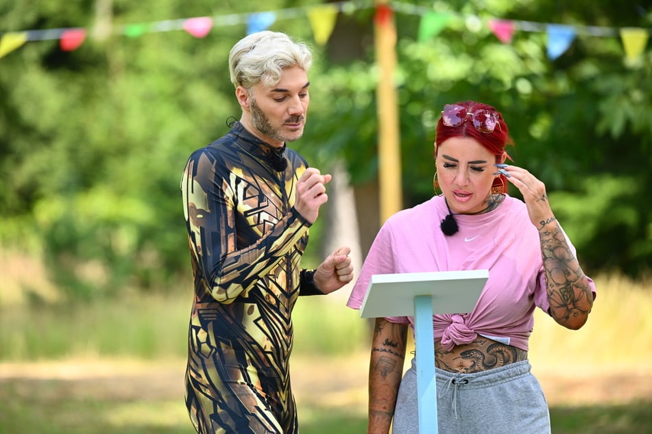 Sam Dylan (34, l.) und Kate Merlan (38) müssen gemeinsam kämpfen.