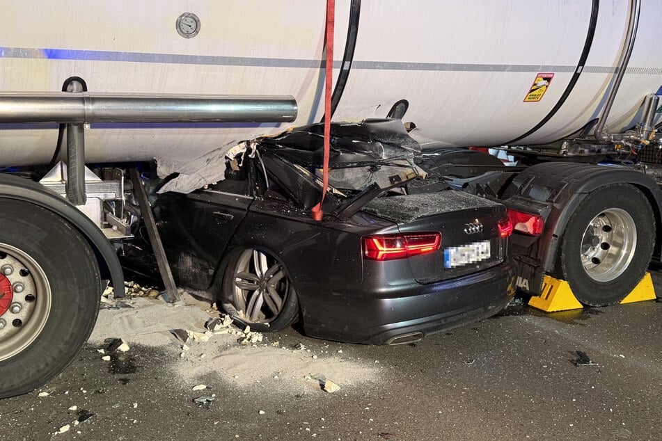 Der junge Fahrer war unter den Lkw gekracht.