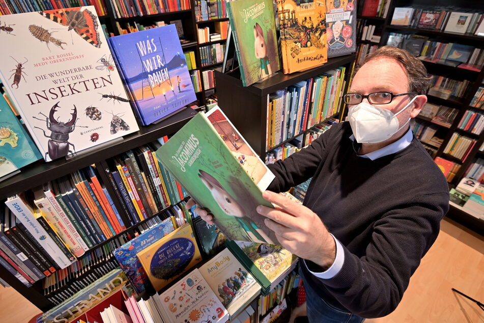 "Lessing und Kompanie"-Inhaber Klaus Kowalke (53) vor der beliebten Kinder- und Jugendliteratur.