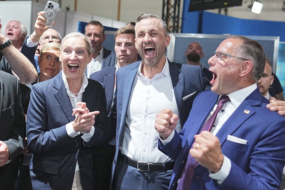 Bei der AfD war die Freude am Wahlabend riesig. Hier feiern Spitzenkandidat Ulrich Siegmund (35, Mitte), und die Bundesvorsitzenden Alice Weidel (47) und Tino Chrupalla (51) das überwältigende Ergebnis.