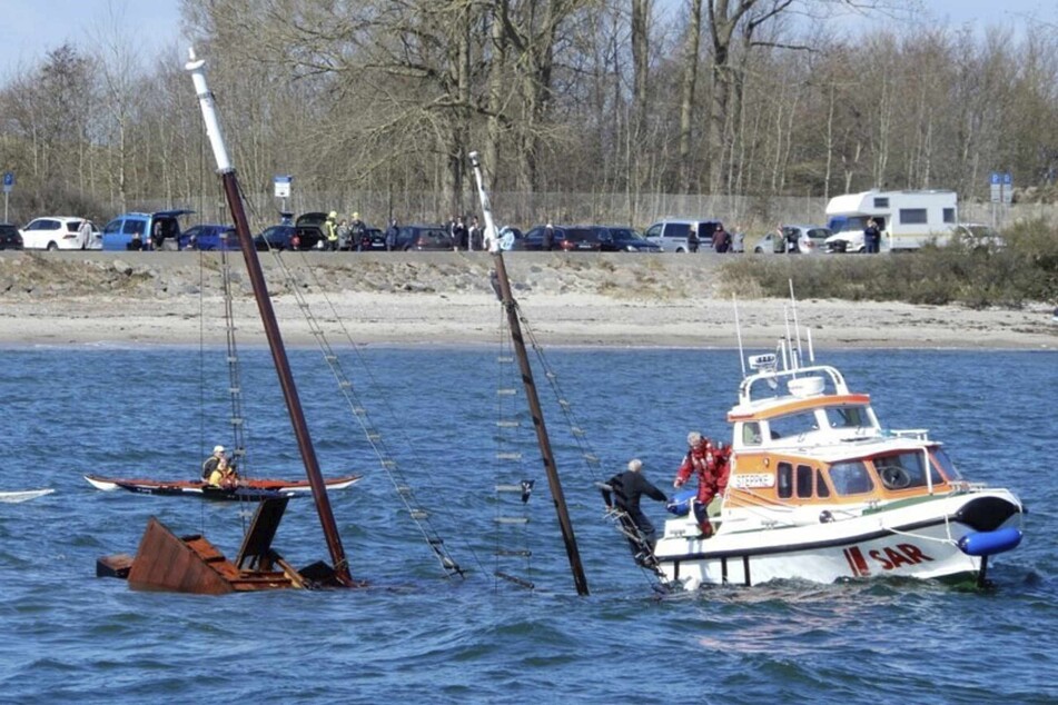 Ein Rettungsboot rettete den Segler aus der Kieler Förde.