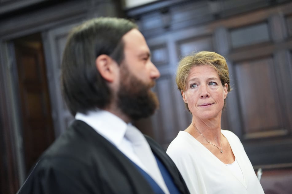 Christina Block (52), hier mit ihrem Anwalt Ingo Bott (42), wird vorgeworfen, die Entführung ihrer zwei jüngsten Kinder in Auftrag gegeben zu haben.