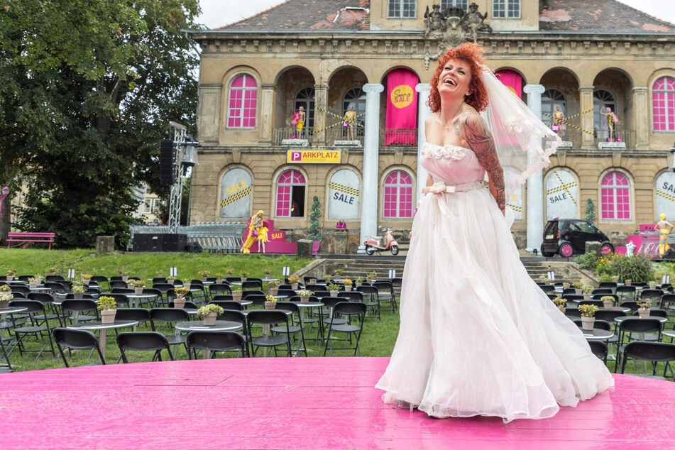 Dresden: Sie wollte kein Engel sein: Hotelchefin Lucy wirbelt als Tussi durchs Übigauer Schloss